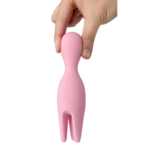 Mão segurando o vibrador Nymph Svakom pela ponta arredondada destacando os tentáculos inferiores