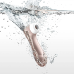 Satisfyer Pro 2 submerso na água demonstrando sua tecnologia IPX7 totalmente à prova d'água