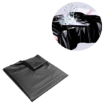 Demonstração visual da impermeabilidade do lençol sexy sado preto, com água espirrando sobre a superfície de PVC, comprovando a proteção total contra líquidos.