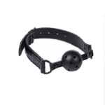 Mordaça de bola preta para fetiche bondage com tira ajustável em couro sintético PU e fivelas de metal sobre fundo branco.