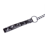 Detalhe da alça de pulso da guia BDSM com padrão texturizado e mosquetão de metal resistente.