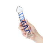 Mão feminina segurando o plug anal de vidro com espiral azul, destacando o tamanho de 17,5 cm e o design ergonômico.