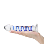 Detalhe aproximado da ponta saliente e das curvas da espiral azul do plug anal de vidro premium.