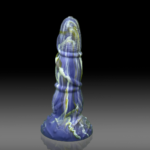 Dildo texturizado em formato de tentáculo modelo Cthulhu 2 em tons roxos com manchas claras, exibindo ficha de medidas: 21 centímetros de comprimento total, 18 centímetros penetráveis e larguras progressivas de 4,4cm, 5,2cm e 5,4cm, com base de ventosa.