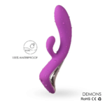 Vibrador Demons roxo molhado com gotas de água, destacando a certificação 100% à prova d'água