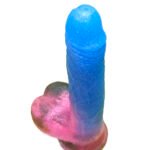 Vista superior e detalhada da ponta do dildo cósmico texturizado em silicone azul com glitter
