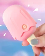 Mão segurando o vibrador e sugador clitoriano Ice Lolly Lilo pequeno e discreto em formato de picolé