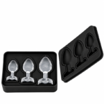 Forma de silicone preta aberta exibindo as três pedras de gelo de plug anal perfeitamente desenformadas e encaixadas nas cavidades.