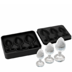 Molde de silicone preto formato plug anal aberto ao lado de três esculturas de gelo 3D cristalinas nos tamanhos pequeno, médio e grande